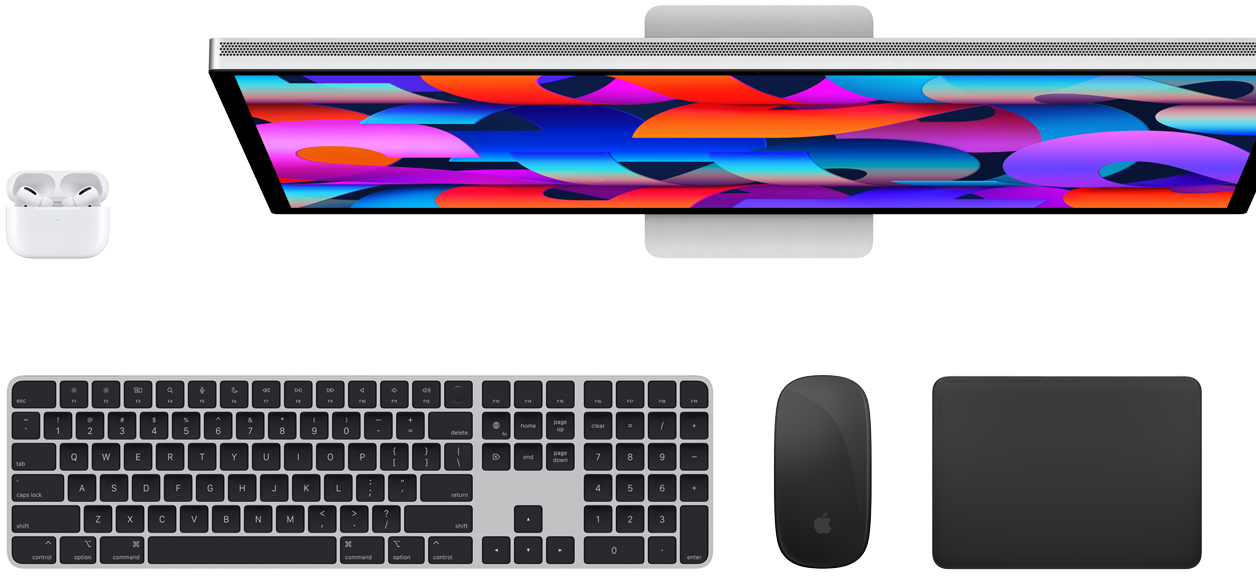 Draufsicht auf Air Pods, ein Studio Display, ein Magic Keyboard, eine Magic Mouse und ein Magic Track Pad