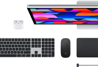 Mac Zubehör: AirPods, Studio Display, Magic Keyboard, Magic Mouse, Magic Trackpad, MagSafe Ladekabel in der Farbe Mitternacht