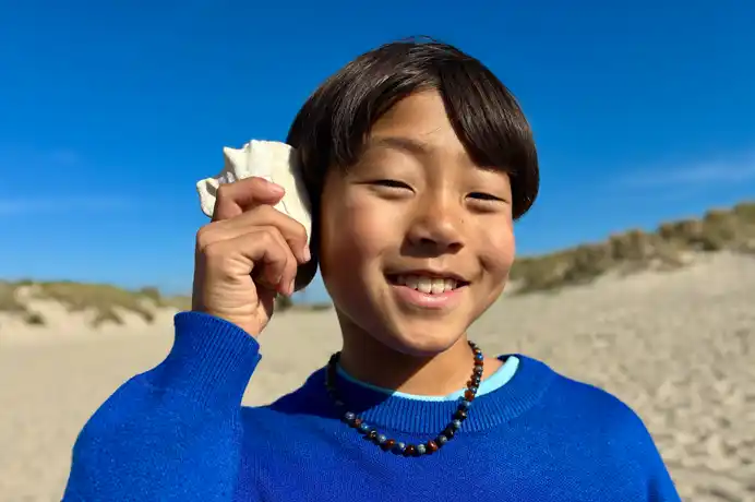 Foto, das mit der 48 MP Fusion Kamera aufgenommen wurde, Porträt Feature der nächsten Generation wird verwendet und fokussiert das Gesicht einer Person